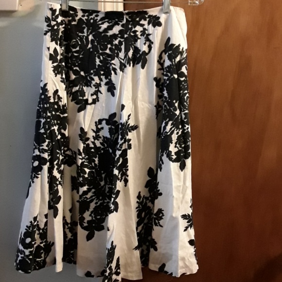 Gap White/Back skirt, size 4 - Picture 2 of 3